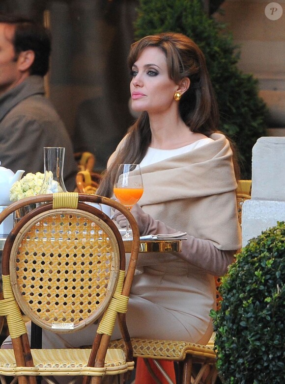Angelina Jolie lors du tournage de The Tourist à Paris le 24 février 2010