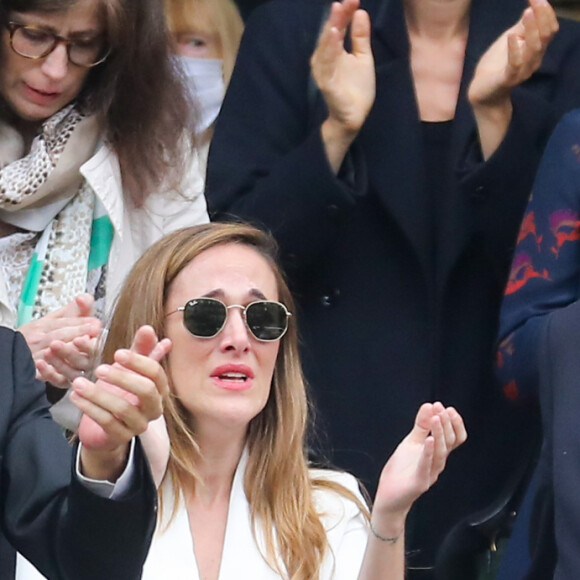 "Mon frère savait jouer du piano, peindre, écrire, il a eu une vocation très rapidement... Moi, j'étais la bonne élève." 
Nicolas Bedos, Victoria Bedos - Sorties - Hommage à Guy Bedos en l'église de Saint-Germain-des-Prés à Paris le 4 juin 2020.