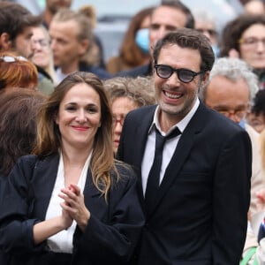 Après avoir cosigné les scénarios de La Famille Bélier et de Vicky, Victoria Bedos réalise son tout premier film, intitulé La Plus belle pour aller danser.
Victoria Bedos, Nicolas Bedos - Sorties - Hommage à Guy Bedos en l'église de Saint-Germain-des-Prés à Paris.