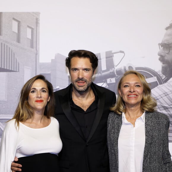 "Quand je dis à ma mère que j'avais l'impression d'être transparente, elle me répond 'Mais tellement pas !'"
Victoria Bedos, (enceinte) Nicolas Bedos et leur mère Joëlle Bercot - Photocall de la cérémonie d'ouverture à la Halle Tony Garnier du 11ème Festival Lumiere 2019 de Lyon le 12 octobre 2019. © Dominique Jacovides / Bestimage 