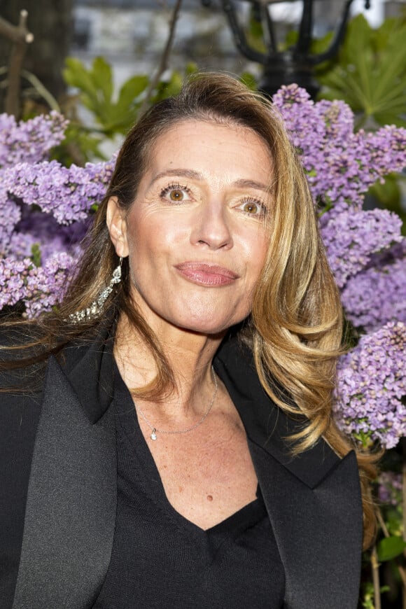 Carole Chretiennot pose lors de la remise du prix littéraire "La Closerie des Lilas" à la Closerie des Lilas à Paris, le 18 avril 2023.