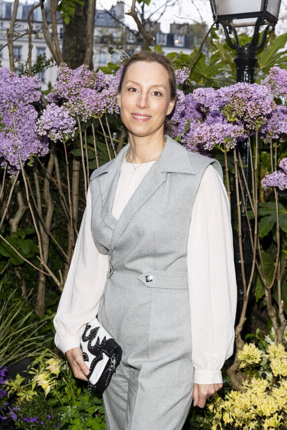 Adélaïde de Clermont-Tonnerre fait partie du bureau de six membres permanents de ce prix
Adélaïde de Clermont-Tonnerre pose lors de la remise du prix littéraire "La Closerie des Lilas" à la Closerie des Lilas à Paris, le 18 avril 2023.