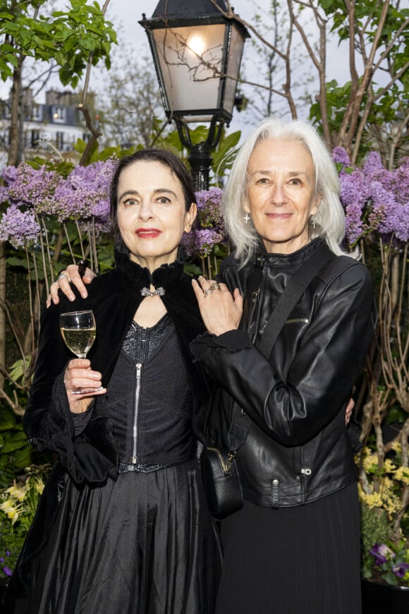 Amélie Nothomb, Tatiana de Rosnay posent lors de la remise du prix littéraire "La Closerie des Lilas" à la Closerie des Lilas à Paris, le 18 avril 2023.