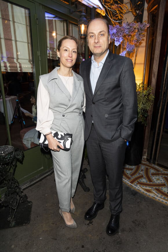Adélaïde de Clermont-Tonnerre et son mari Laurent Delpech posent lors de la remise du prix littéraire "La Closerie des Lilas" à la Closerie des Lilas à Paris, le 18 avril 2023.