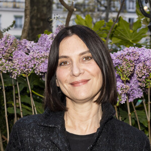 Géraldine Pailhas pose lors de la remise du prix littéraire "La Closerie des Lilas" à la Closerie des Lilas à Paris, le 18 avril 2023.