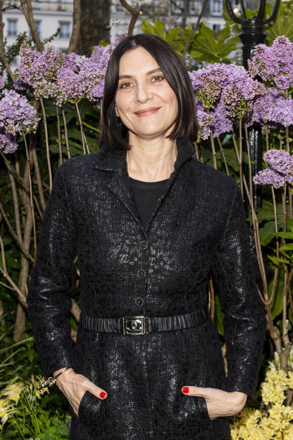 Géraldine Pailhas pose lors de la remise du prix littéraire "La Closerie des Lilas" à la Closerie des Lilas à Paris, le 18 avril 2023.