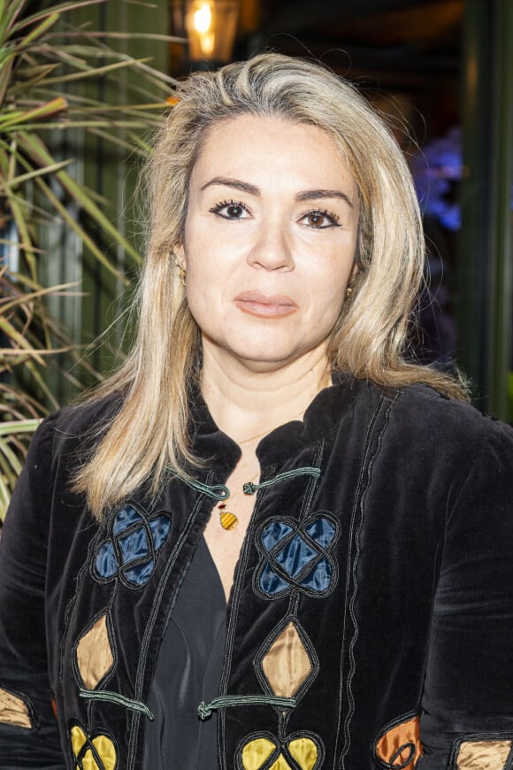 Yasmine Ghata pose lors de la remise du prix littéraire "La Closerie des Lilas" à la Closerie des Lilas à Paris, le 18 avril 2023.