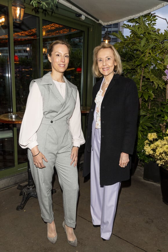 Adélaïde de Clermont-Tonnerre, Dominique Bona posent lors de la remise du prix littéraire "La Closerie des Lilas" à la Closerie des Lilas à Paris, le 18 avril 2023.