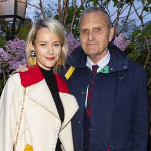 Le créateur de mode était accompagné de sa femme
Jean-Charles de Castelbajac et sa femme Pauline de Drouas posent lors de la remise du prix littéraire "La Closerie des Lilas" à la Closerie des Lilas à Paris, le 18 avril 2023.