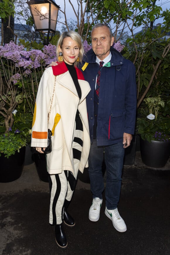 <p>Le créateur de mode était accompagné de sa femme</p>
<p>Jean-Charles de Castelbajac et sa femme Pauline de Drouas posent lors de la remise du prix littéraire "La Closerie des Lilas" à la Closerie des Lilas à Paris, le 18 avril 2023.</p>