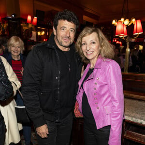 Patrick Bruel, Emmanuelle de Boysson posent lors de la remise du prix littéraire "La Closerie des Lilas" à la Closerie des Lilas à Paris, le 18 avril 2023.