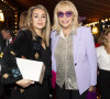 Amanda Leau avait choisi une veste couleur lilas
Yasmina Ghata, Amande Lear posent lors de la remise du prix littéraire "La Closerie des Lilas" à la Closerie des Lilas à Paris, le 18 avril 2023.