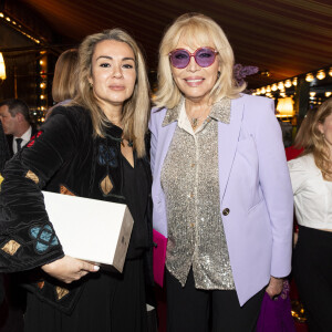 Amanda Leau avait choisi une veste couleur lilas
Yasmina Ghata, Amande Lear posent lors de la remise du prix littéraire "La Closerie des Lilas" à la Closerie des Lilas à Paris, le 18 avril 2023.