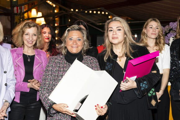 Emmanuelle de Boysson, Guest, Yasmina Ghata, Lison Daniel posent lors de la remise du prix littéraire "La Closerie des Lilas" à la Closerie des Lilas à Paris, le 18 avril 2023.