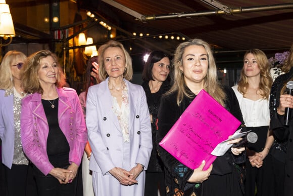 Emmanuelle de Boysson, Dominique Bona, Géraldine Pailhas, Yasmina Ghata, Lison Daniel posent lors de la remise du prix littéraire "La Closerie des Lilas" à la Closerie des Lilas à Paris, le 18 avril 2023.