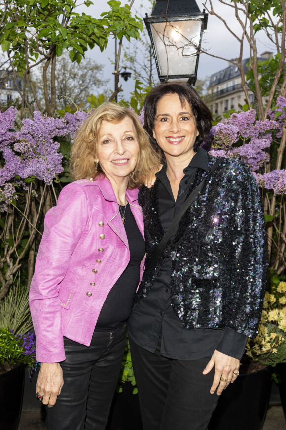 Emmanuelle de Boysson et Stéphanie Janicot posent lors de la remise du prix littéraire "La Closerie des Lilas" à la Closerie des Lilas à Paris, le 18 avril 2023.