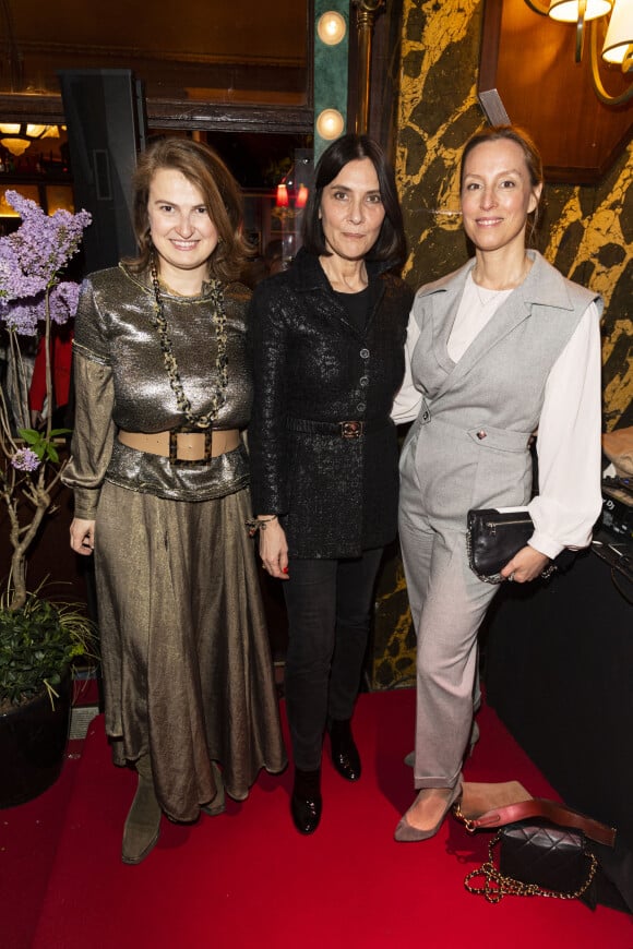 Beatrice De Clermont Tonnerre, Géraldine Pailhas, Adélaïde de Clermont-Tonnerre posent lors de la remise du prix littéraire "La Closerie des Lilas" à la Closerie des Lilas à Paris, le 18 avril 2023.