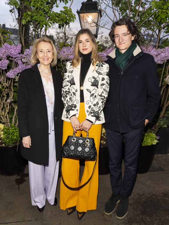 Dominique Bona, Jean Arnault et sa compagne Zita d'Hauteville posent lors de la remise du prix littéraire "La Closerie des Lilas" à la Closerie des Lilas à Paris, le 18 avril 2023.