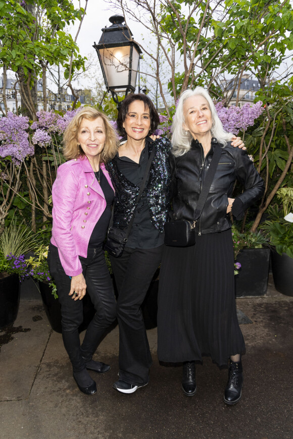 Emmanuelle de Boysson, Stephanie Janicot, Tatiana de Rosnay posent lors de la remise du prix littéraire "La Closerie des Lilas" à la Closerie des Lilas à Paris, le 18 avril 2023.