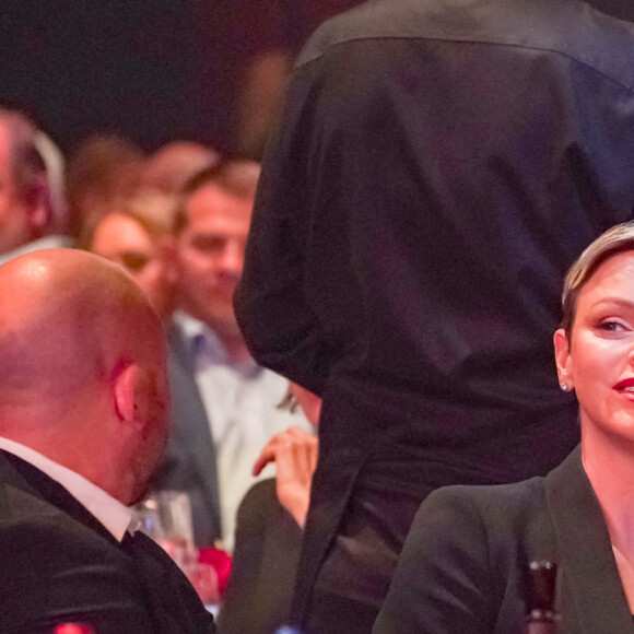 Une belle soirée de charité, en tout cas ! 
Le prince Albert II et la princesse Charlène de Monaco lors de la soirée de vente aux enchères "Hall of Fame" du RC Toulon à Toulon, le 18 avril 2023. © Norbert Scanella / Panoramic / Bestimage 