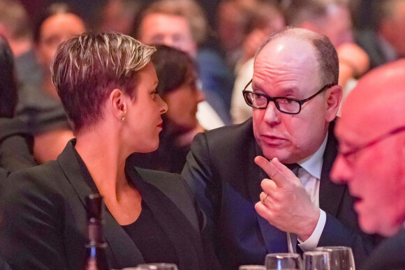 Le prince Albert II et la princesse Charlène de Monaco lors de la soirée de vente aux enchères "Hall of Fame" du RC Toulon à Toulon, le 18 avril 2023. © Norbert Scanella / Panoramic / Bestimage 