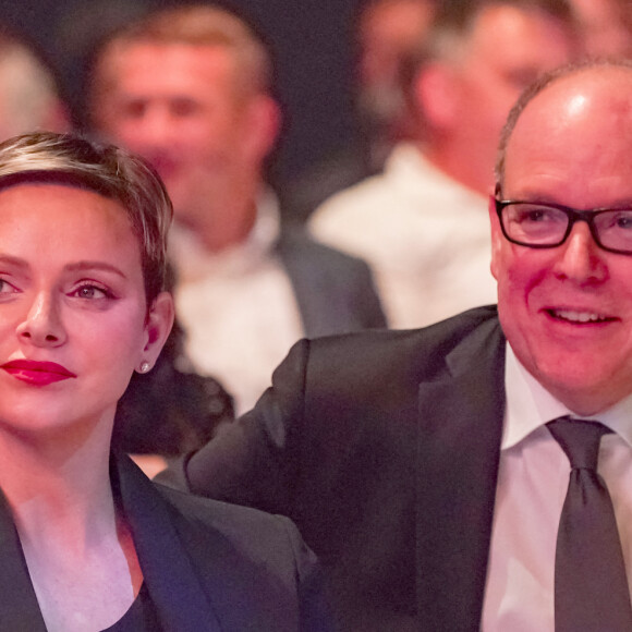 Et très proche de son mari Albert, qui était assis à côté d'elle. 
Le prince Albert II et la princesse Charlène de Monaco lors de la soirée de vente aux enchères "Hall of Fame" du RC Toulon à Toulon, le 18 avril 2023. © Norbert Scanella / Panoramic / Bestimage 