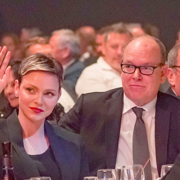 Le prince Albert II et la princesse Charlène de Monaco lors de la soirée de vente aux enchères "Hall of Fame" du RC Toulon à Toulon, le 18 avril 2023. © Norbert Scanella / Panoramic / Bestimage 