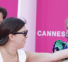 Interrogée par nos confrères du Parisien, Sarah Michelle Gellar a bien eu du mal à se remettre de ses émotions, tant elle a été acclamée comme une super star.
Sarah Michelle Gellar ("Buffy contre les vampires") laisse ses empreintes lors du festival Canneseries à Cannes, le 19 avril 2023. L'actrice américaine recevra à cette occasion le prix Canal + Icon Award. © Denis Guignebourg / Bestimage