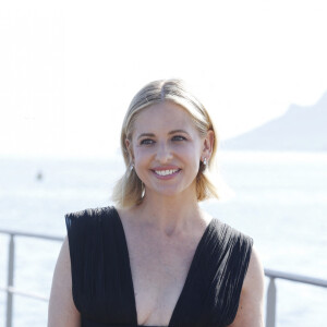 Sarah Michelle Gellar pose sur le photocall de la série "Wolf Pack" lors de 'CanneSeries ' Saison 6 sur la plage du Mariott à Cannes le 18 avril 2023. © Denis Guignebourg/BestImage 