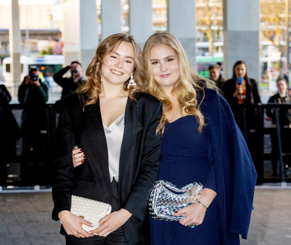 Les deux soeurs, très complices, se sont amusées à poser longtemps ensemble.
La princesse Ariane et la princesse Amalia - La famille royale des Pays-Bas à son arrivée au "Kingsday Concert" à la Salle Ahoy à Rotterdam. Le 19 avril 2023 