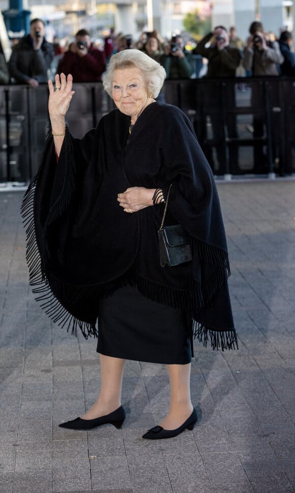 L'ancienne reine Beatrix, malgré une opération récente, était présente.
La princesse Beatrix - La famille royale des Pays-Bas à son arrivée au "Kingsday Concert" à la Salle Ahoy à Rotterdam. Le 19 avril 2023 