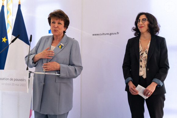 Passation de pouvoirs entre Roselyne Bachelot et Rima Abdul-Malak, nouvelle ministre de la culture, au ministère de la Culture à Paris, le 20 mai 2022. 