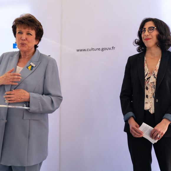 Passation de pouvoirs entre Roselyne Bachelot et Rima Abdul-Malak, nouvelle ministre de la culture, au ministère de la Culture à Paris, le 20 mai 2022. 