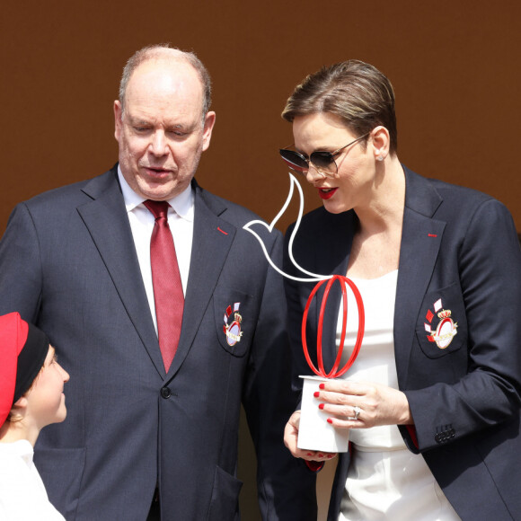 C'est une grande fête de rugby à Monaco
Le prince Albert II de Monaco, la princesse Charlène de Monaco et l'équipe de Monaco vainqueur du tournoi lors de l' édition 2023 du Tournoi Sainte Dévote de Rugby au Stade Louis II à Monaco le 22 avril 2023. © Jean-Charles Vinaj / Pool Monaco / Bestimage 