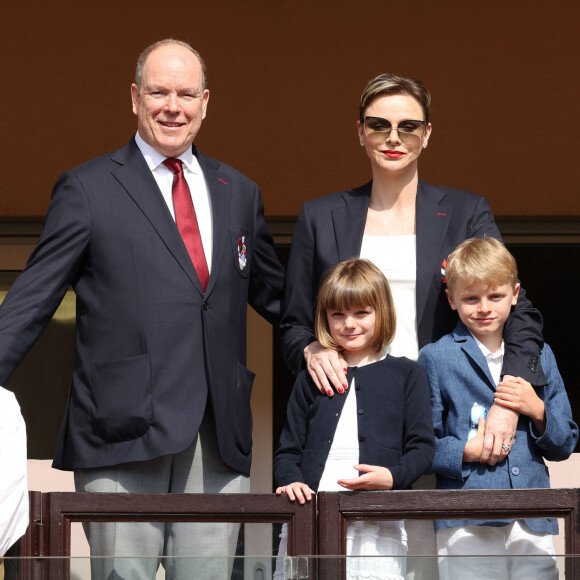  20 équipes en provenance de 17 pays se sont affrontés
Le prince Albert II de Monaco, la princesse Charlène de Monaco et leurs enfants le prince Jacques de Monaco et la princesse Gabriella de Monaco et les porte-drapeaux des différentes équipes lors de l' édition 2023 du Tournoi Sainte Dévote de Rugby au Stade Louis II à Monaco le 22 avril 2023. © Jean-Charles Vinaj / Pool Monaco / Bestimage 