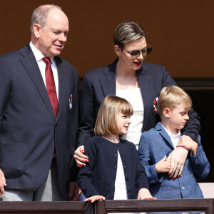Charlene a pu assister à un show de cornemuse
No Tabloids - Le prince Albert II de Monaco, la princesse Charlène de Monaco et leurs enfants le prince Jacques de Monaco et la princesse Gabriella de Monaco et les porte-drapeaux des différentes équipes lors de l' édition 2023 du Tournoi Sainte Dévote de Rugby au Stade Louis II à Monaco le 22 avril 2023. © Jean-Charles Vinaj / Pool Monaco / Bestimage 
