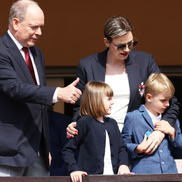 No Tabloids - Le prince Albert II de Monaco, la princesse Charlène de Monaco et leurs enfants le prince Jacques de Monaco et la princesse Gabriella de Monaco et les porte-drapeaux des différentes équipes lors de l' édition 2023 du Tournoi Sainte Dévote de Rugby au Stade Louis II à Monaco le 22 avril 2023. © Jean-Charles Vinaj / Pool Monaco / Bestimage 