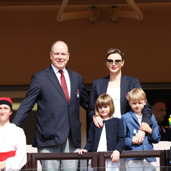 Elle portait une bouche rouge carmin
Le prince Albert II de Monaco, la princesse Charlène de Monaco et leurs enfants le prince Jacques de Monaco et la princesse Gabriella de Monaco et les porte-drapeaux des différentes équipes lors de l' édition 2023 du Tournoi Sainte Dévote de Rugby au Stade Louis II à Monaco le 22 avril 2023. © Jean-Charles Vinaj / Pool Monaco / Bestimage 