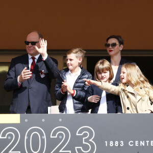 No Tabloids - Le prince Albert II de Monaco, la princesse Charlène de Monaco et leurs enfants le prince Jacques de Monaco et la princesse Gabriella de Monaco et les deux frères de la princesse, Gareth Wittstock , sa femme et ses enfants et Sean Wittstock sa femme et ses enfants lors de l' édition 2023 du Tournoi Sainte Dévote de Rugby au Stade Louis II à Monaco le 22 avril 2023. © Jean-Charles Vinaj / Pool Monaco / Bestimage 