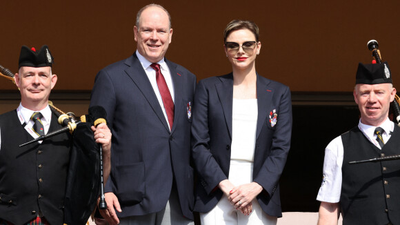 Charlene câline avec ses jumeaux : grand sourire et lunettes fumées aux côtés du prince Albert de Monaco