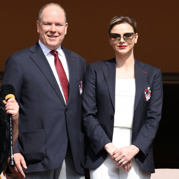 Le couple a assisté au Tournoi Sainte Dévote
Le prince Albert II de Monaco, la princesse Charlène de Monaco et le Pipe Band venu d'Écosse lors de l' édition 2023 du Tournoi Sainte Dévote de Rugby au Stade Louis II à Monaco. © Jean-Charles Vinaj / Pool Monaco / Bestimage 