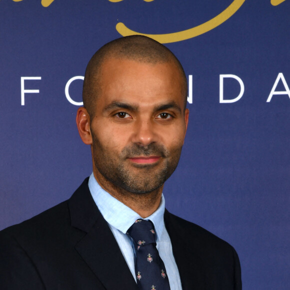 Info du 1er avril 2023 - L'ancien meneur des Spurs Tony Parker devient le premier Français à entrer au Hall of Fame de la NBA - Exclusif - Tony Parker - Photocall du gala annuel de la Fondation Elina Svitolina au Yacht Club de Monaco. Le 2 décembre 2022 © Bruno Bebert / Bestimage Le vendredi 2 décembre 2022, la Fondation Elina Svitolina a organisé une vente aux enchères lors de son dîner de gala annuel, qui s'est tenu pour la première fois au Monaco Yacht Club. Les fonds récoltés lors de cette soirée, placée sous le Haut Patronage de Son Altesse Sérénissime le Prince Albert II de Monaco, serviront à financer les programmes mis en place par la Fondation depuis 2019 dont le programme de relance du tennis ukrainien d'après-guerre, mais aussi à poursuivre la soutien logistique et matériel apporté aux familles des bénéficiaires durement touchés par la guerre en Ukraine. Parmi les invités de marque d'Elina Svitolina-Monfils pour l'événement, sachez que nous sommes vraiment heureux d'accueillir : • A.Schevchenko (légende du football ukrainien), • T.Parker (Champion NBA et All-Star Player de France), • G.Monfils (joueur de tennis français et ancien numéro 8 mondial) • M.Harnois (médaillée olympique en taekwondo) • T.Miroshnechenko (présentateur de télévision ukrainien) • L.Nikitiuk (présentatrice de télévision ukrainienne) • M.Pokora et C.Milian • C.Botino • A. Karembeu • F.DAURE : Délégué aux Relations avec la Principauté de Monaco et Subdélégué au Contrôle de gestion • A.Popovchenko • M.de.Passy " J'organise le dîner de gala annuel de ma Fondation à un moment très difficile pour mon pays... Pour moi, c'est l'occasion de rappeler une fois de plus à tous que la guerre continue ", déclare Elina Svitolina. "Mon objectif est de rassembler ceux qui soutiennent l'Ukraine et de trouver de nouveaux amis et partenaires pour ma Fondation, qui travaille à la fois pour soutenir les enfants talentueux et pour développer le tennis. L'équipe et moi-même croyons fermement à la victoire et pensons déjà à la restauration d'après-guerre des infrastructures sportives. Les jeunes talents qui ont fui le pays à cause de la guerre doivent savoir qu'ils seront bientôt les bienvenus chez eux ". Plus d'une quinzaine de lots exceptionnels ont été proposés au cours de la soirée qui a réuni des invités internationaux du monde du sport et du spectacle, réunis pour l'occasion autour de la championne ukrainienne pour soutenir sa Fondation et ses actions. Cette soirée, placée sous le signe de la solidarité et du sport, était l'occasion de faire le point sur les actions mises en place en 2022 par la Fondation mais aussi de rencontrer des sportifs engagés lors d'un cocktail et d'un dîner dans l'un des lieux les plus emblématiques de la France : La Principauté de Monaco. 