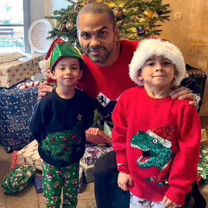 Tony Parker aimerait qu'ils jouent avec lui au basket
Tony Parker et ses fils Liam et Josh en décembre 2020.