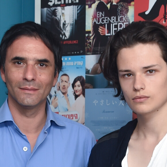 Samuel Benchetrit et son fils Jules Benchetrit (fils de Marie Trintignant) posant lors du 68 ème Festival International du Film de Cannes à Cannes le 18 mai 2015.  Samuel Benchetrit and his son Jules Benchetrit (Marie Trintignant's son) pictured during the 68 th Cannes Film festival - Cannes on May 18, 2015. 