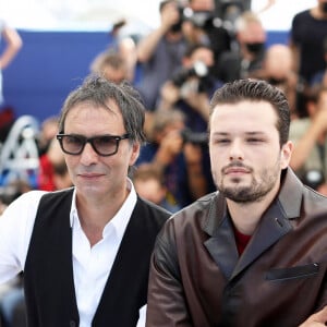 Samuel Benchetrit (réalisateur), Jules Benchetrit (fils de Samuel Benchetrit et Marie Trintignant) au photocall du film Cette musique ne joue pour personne (Cannes première) lors du 74ème festival international du film de Cannes le 10 juillet 2021 © Borde / Jacovides / Moreau / Bestimage  Photocall of the movie Cette musique ne joue pour personne during 74th Cannes Film Festival in Cannes on july 10th 2021 