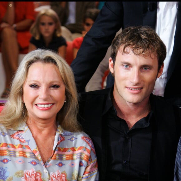 Véronique Sanson et son fils Christopher Stills dans Vivement Dimanche © Guillaume Gaffiot/Bestimage