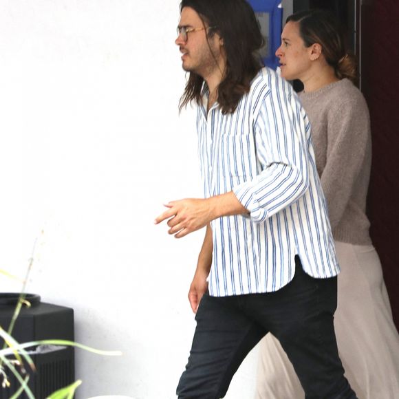 Exclusif - Rumer Willis, enceinte, et son compagnon Derek Richard Thomas se promènent à Los Angeles, le 17 avril 2023. 