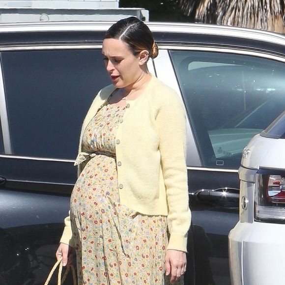 Exclusif - Rumer Willis enceinte et son compagnon Derek Richard Thomas vont déjeuner à Studio City le 10 avril 2023. 