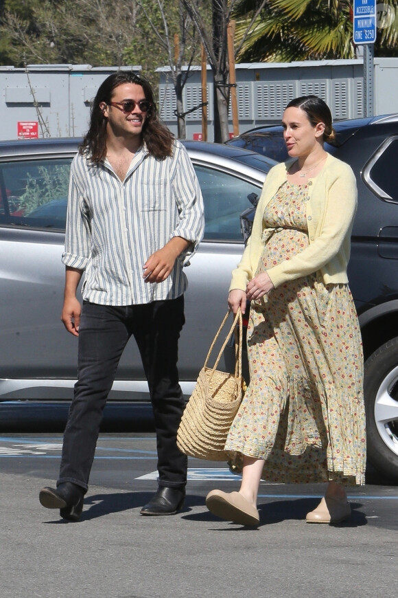 Exclusif - Rumer Willis enceinte et son compagnon Derek Richard Thomas vont déjeuner à Studio City le 10 avril 2023. 