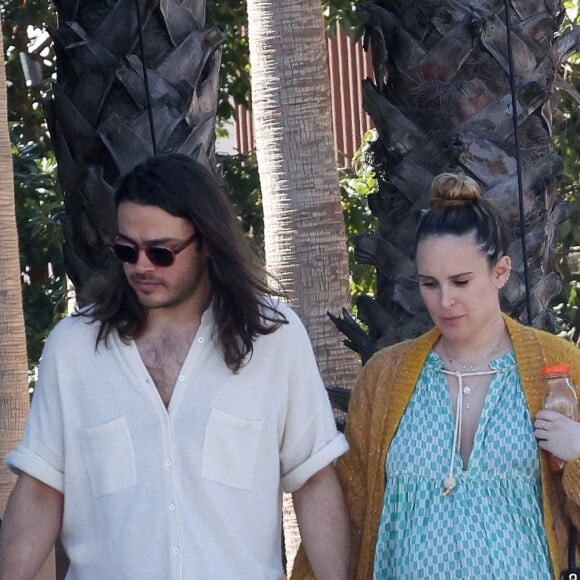 Exclusif - Rumer Willis enceinte et son compagnon Derek Richard Thomas font des courses à Studio City le 2 avril 2023. 